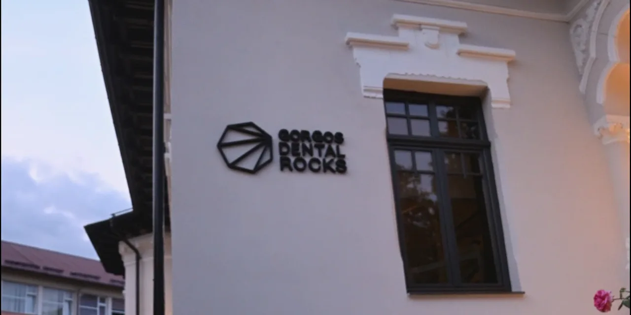 Fațada clinicii Dental Rocks, seara