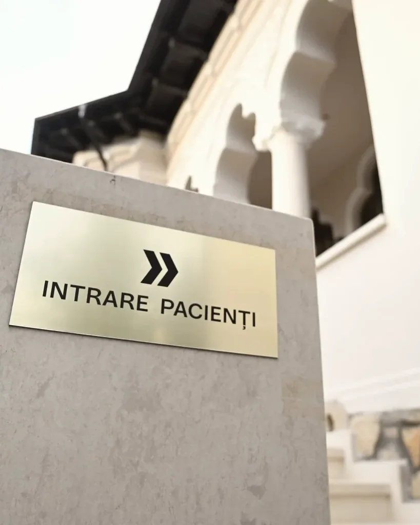 Intrarea pacienților în clinica Dental Rocks din Piatra Neamț